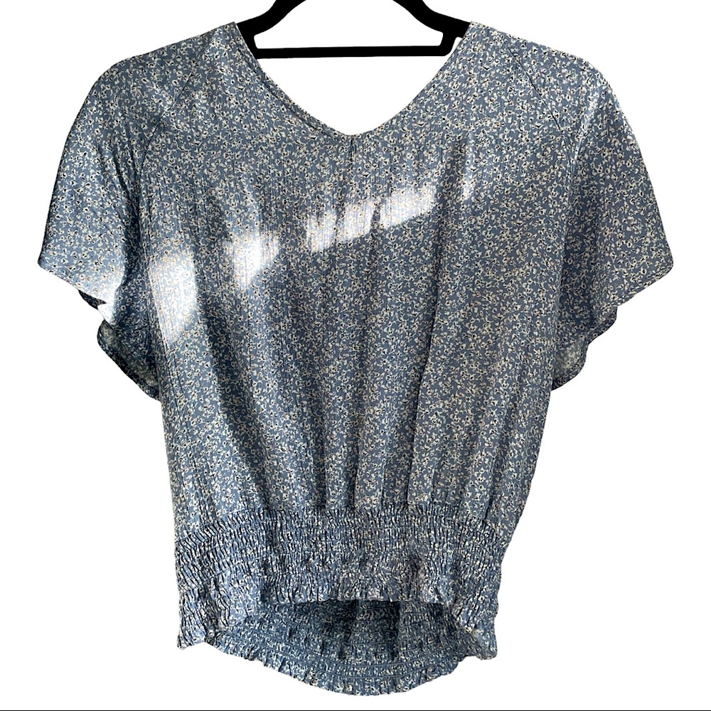Light perrywinkle blue floral rouched crop women’s top with keyhole back